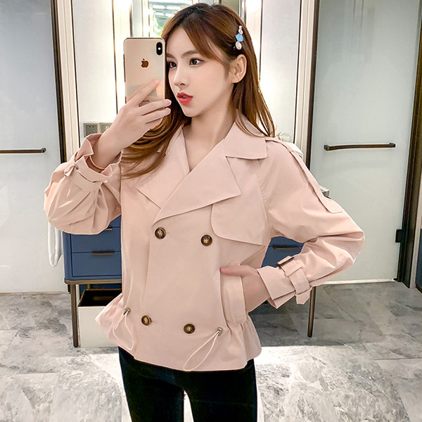 Női alkalmi kabát gombokkal és nyakkendőkkel