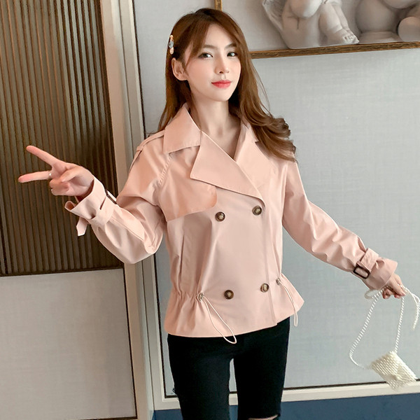 Női alkalmi kabát gombokkal és nyakkendőkkel