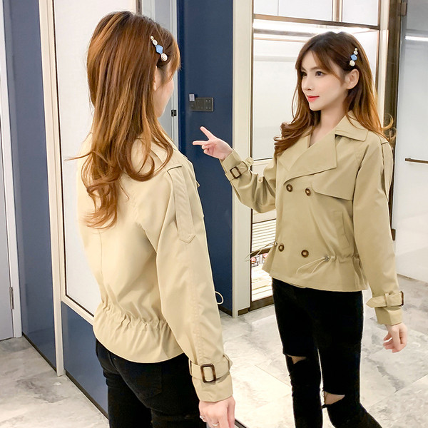 Női alkalmi kabát gombokkal és nyakkendőkkel