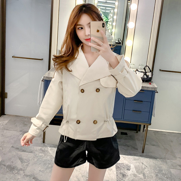 Női alkalmi kabát gombokkal és nyakkendőkkel