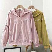 Őszi kabát cipzárral, feliratokkal és kapucnival