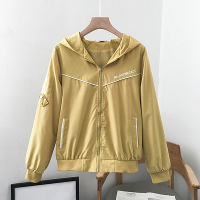 Őszi kabát cipzárral, feliratokkal és kapucnival