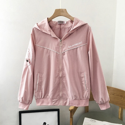 Őszi kabát cipzárral, feliratokkal és kapucnival