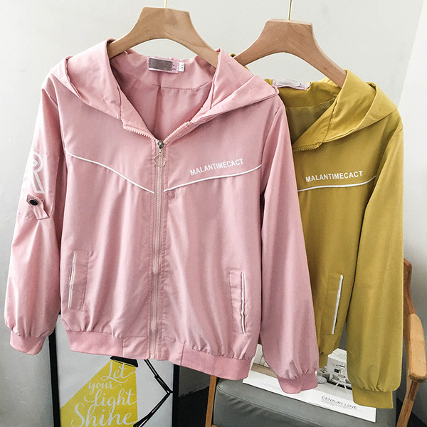 Őszi kabát cipzárral, feliratokkal és kapucnival