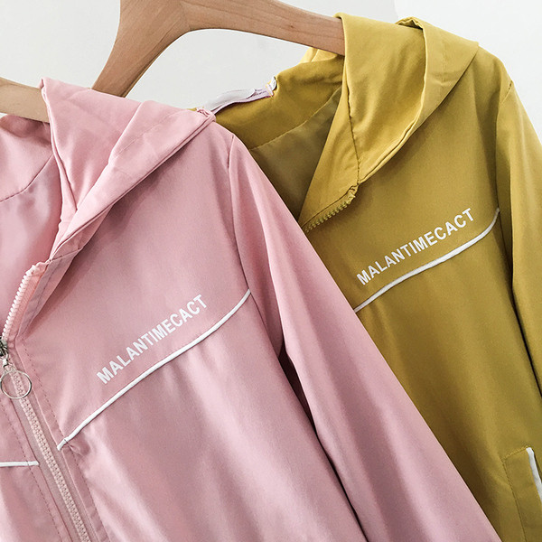 Őszi kabát cipzárral, feliratokkal és kapucnival