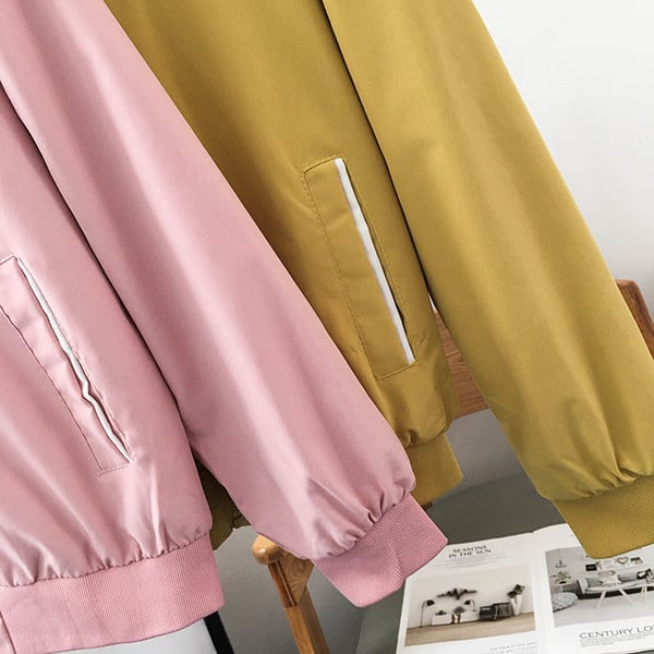 Őszi kabát cipzárral, feliratokkal és kapucnival