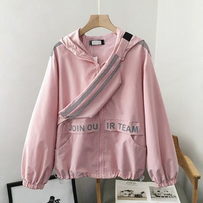 Uue mudeli kapuutsiga ja kirjadega sügisjope