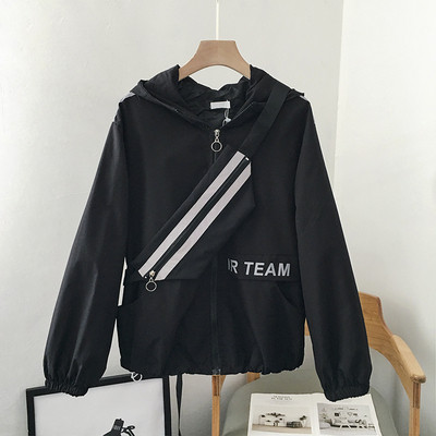 Uue mudeli kapuutsiga ja kirjadega sügisjope