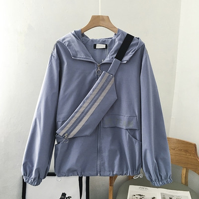 Uue mudeli kapuutsiga ja kirjadega sügisjope