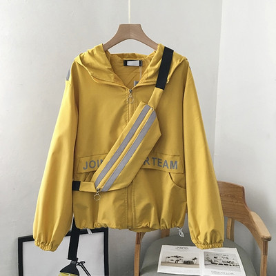 Uue mudeli kapuutsiga ja kirjadega sügisjope