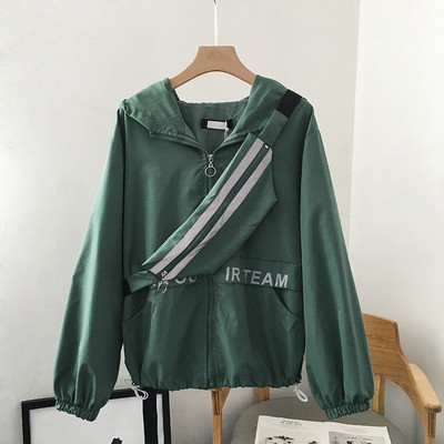 Uue mudeli kapuutsiga ja kirjadega sügisjope