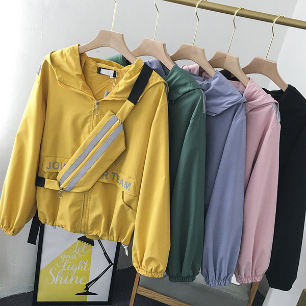 Uue mudeli kapuutsiga ja kirjadega sügisjope