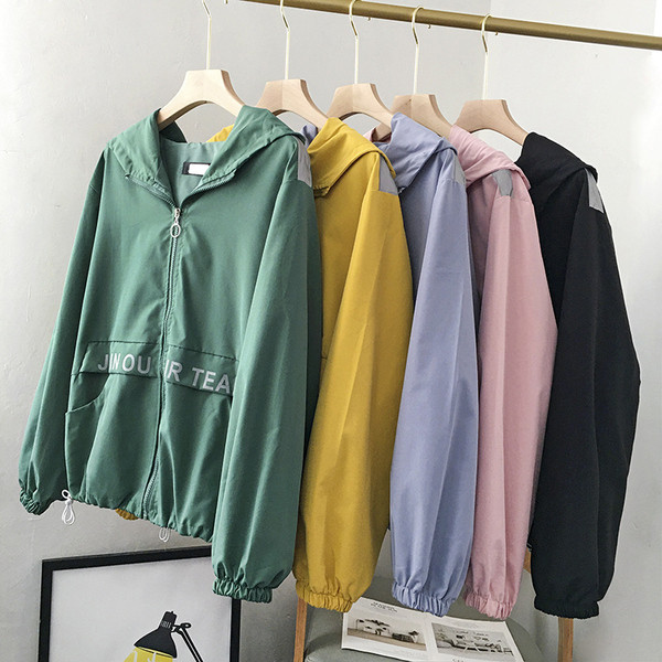 Uue mudeli kapuutsiga ja kirjadega sügisjope