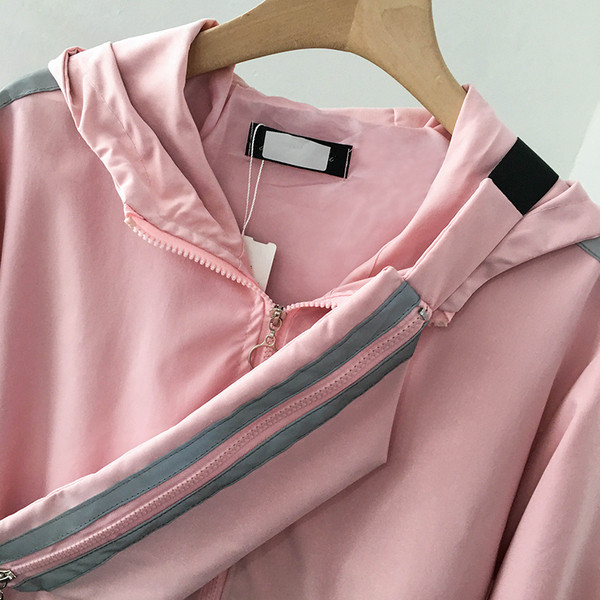 Uue mudeli kapuutsiga ja kirjadega sügisjope