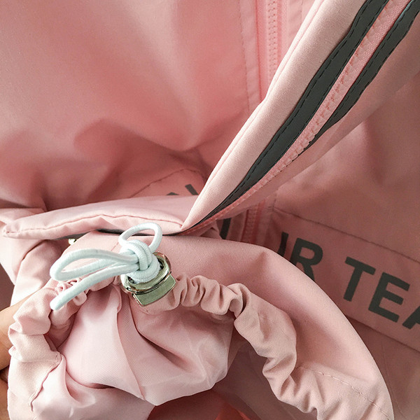 Uue mudeli kapuutsiga ja kirjadega sügisjope