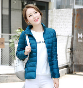 Igapäevane kerge naiste jope kahes mudelis – kapuutsiga või kõrge kraega