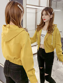 Κοντό γυναικείο μπουφάν με κουκούλα και φερμουάρ