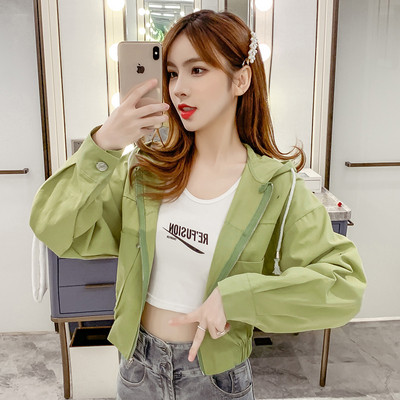 Κοντό γυναικείο μπουφάν με κουκούλα και φερμουάρ