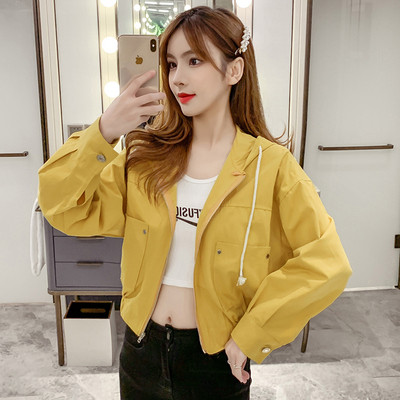 Κοντό γυναικείο μπουφάν με κουκούλα και φερμουάρ