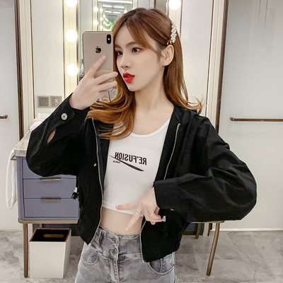 Κοντό γυναικείο μπουφάν με κουκούλα και φερμουάρ