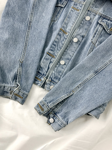 Új modell női farmerdzseki kék színben, gombokkal