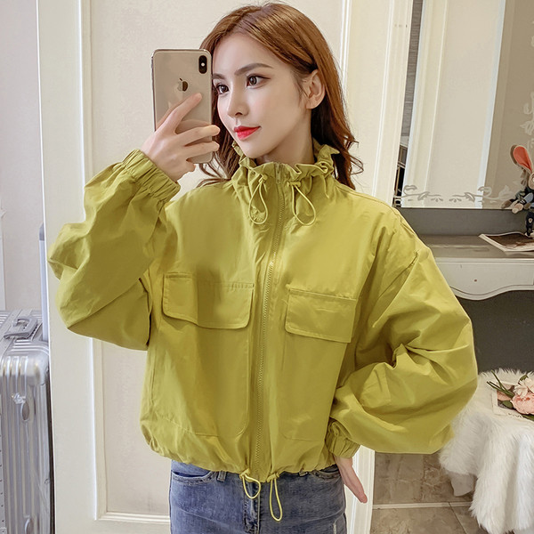 Női alkalmi kabát zsebekkel - magas gallérral