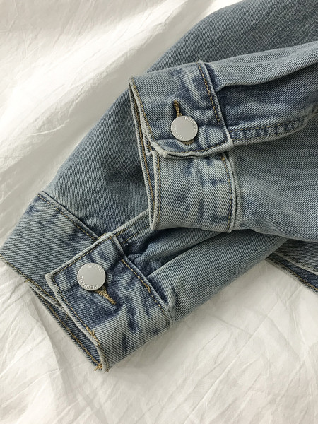 Naiste moodne taskute ja nööpidega teksajakk