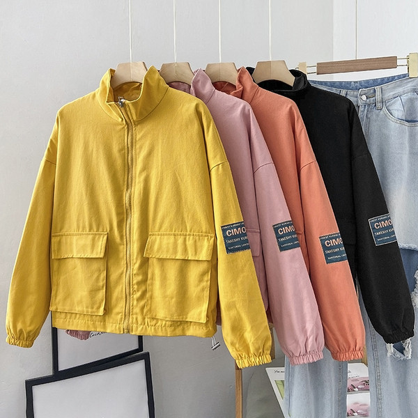 Őszi kabát magas gallérral és cipzárral