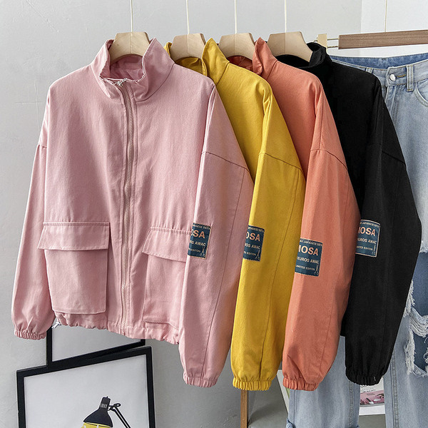 Őszi kabát magas gallérral és cipzárral