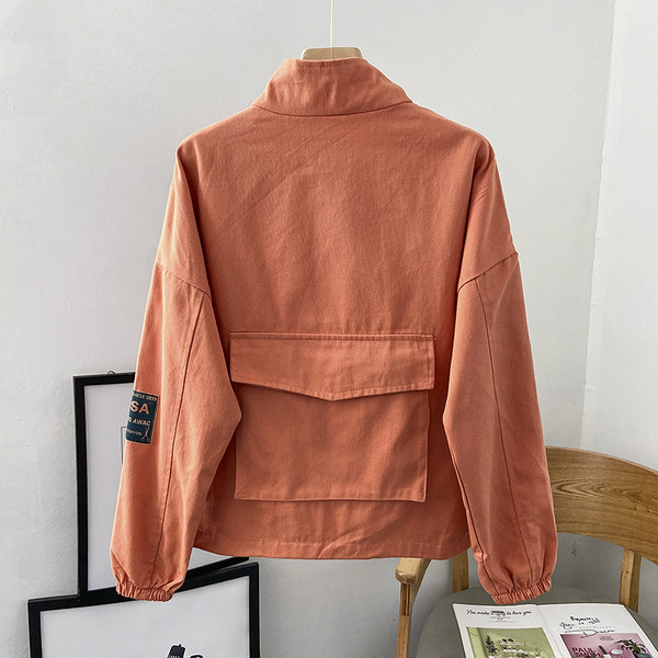 Őszi kabát magas gallérral és cipzárral