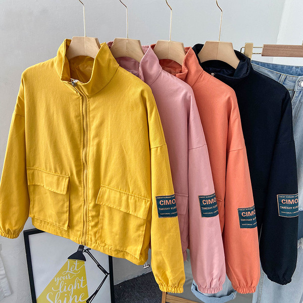 Őszi kabát magas gallérral és cipzárral