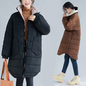 Hosszú női kabát zsebekkel és kapucnival