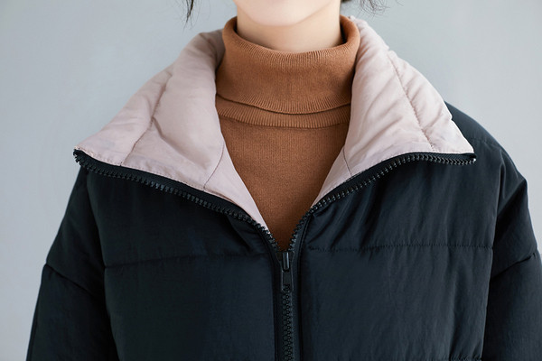 Hosszú női kabát zsebekkel és kapucnival