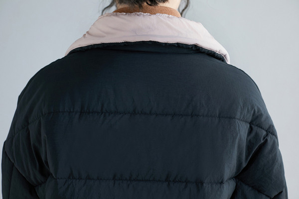 Hosszú női kabát zsebekkel és kapucnival