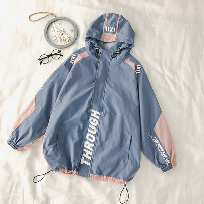 Őszi női kabát kapucnival, felirattal