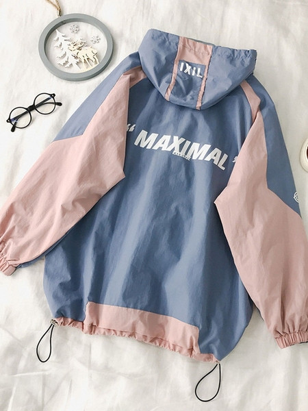 Őszi női kabát kapucnival, felirattal