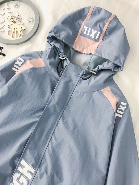 Őszi női kabát kapucnival, felirattal