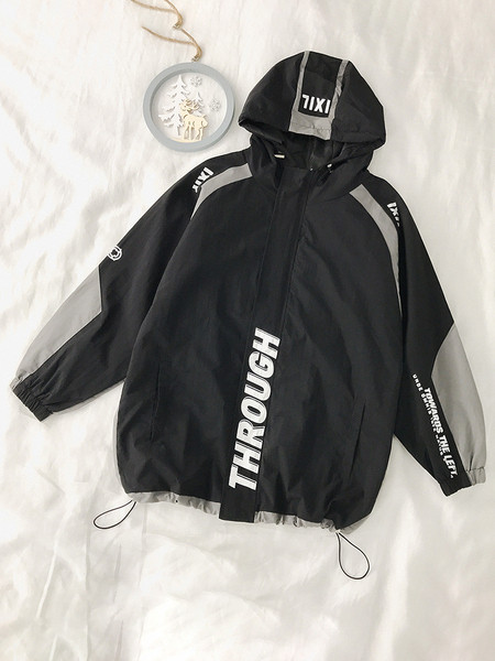 Őszi női kabát kapucnival, felirattal