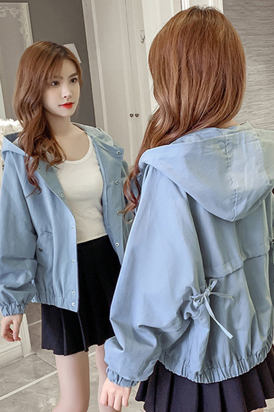 Új modell női kabát kapucnival és gombokkal