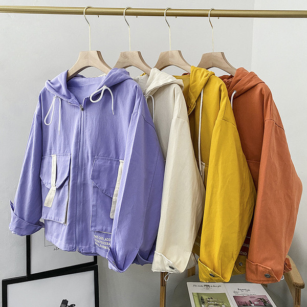 Vékony alkalmi kabát zsebekkel - széles modell