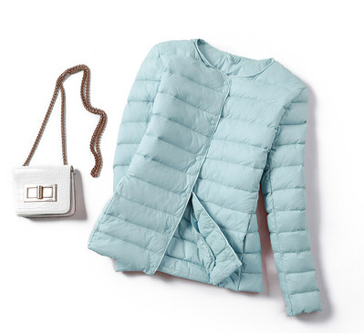 Könnyű női kabát ovális gallérral, gombokkal és 4XL méretig