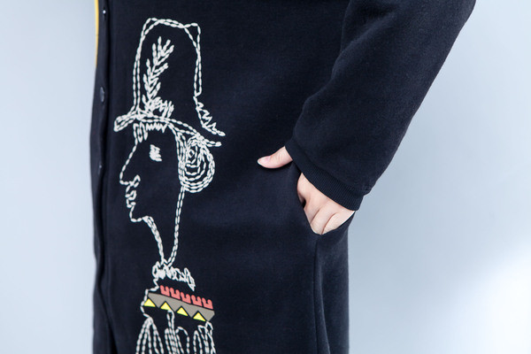 Őszi női kabát hímzéssel és gombokkal