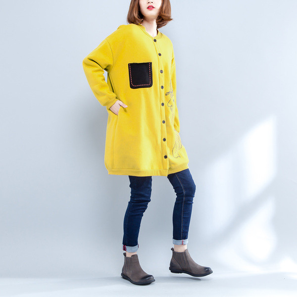 Őszi női kabát hímzéssel és gombokkal