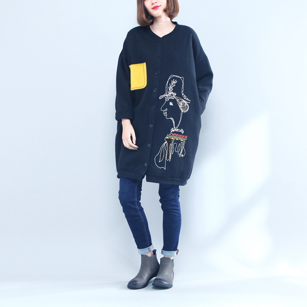 Őszi női kabát hímzéssel és gombokkal