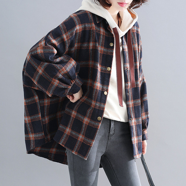 Kockás női kabát gombokkal