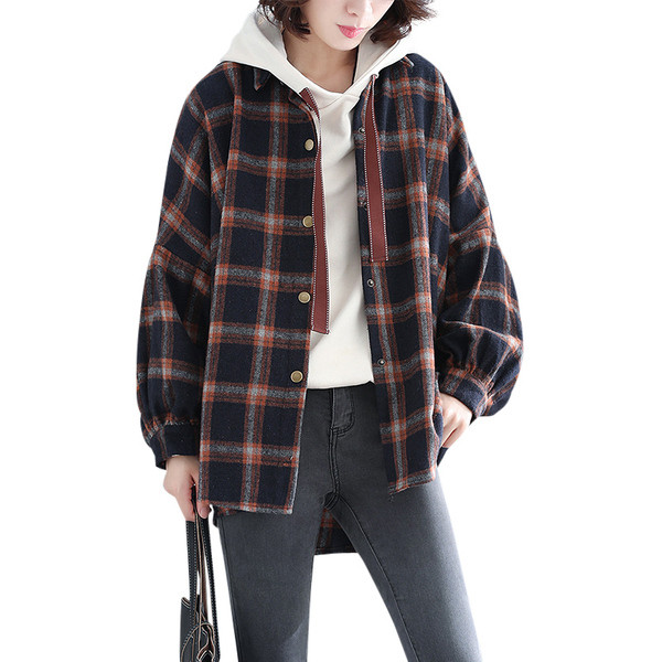 Kockás női kabát gombokkal