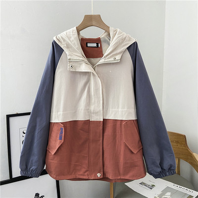 Őszi kabát nőknek kapucnival - széles modell