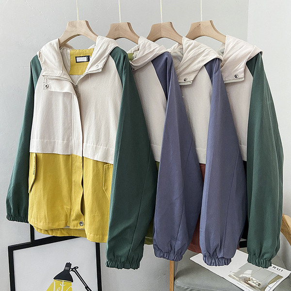 Őszi kabát nőknek kapucnival - széles modell