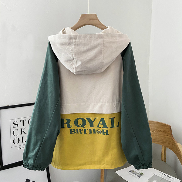 Őszi kabát nőknek kapucnival - széles modell