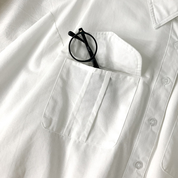 Naiste lühike särk klassikalise krae ja taskutega